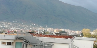 Vento forte stacca i pannelli solari dalle scuole di Sant’Egidio Monte Albino