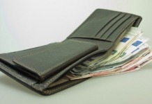 Trova un portafogli con 2mila euro: cerca il proprietario e glielo restituisce