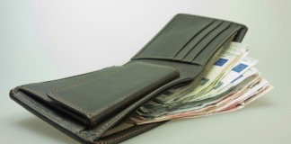 Trova un portafogli con 2mila euro: cerca il proprietario e glielo restituisce