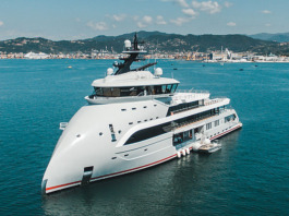 Avvistato a C.mare di Stabia “Olivia O”, il mega yacht con la prua rovesciata