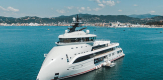 Avvistato a C.mare di Stabia “Olivia O”, il mega yacht con la prua rovesciata